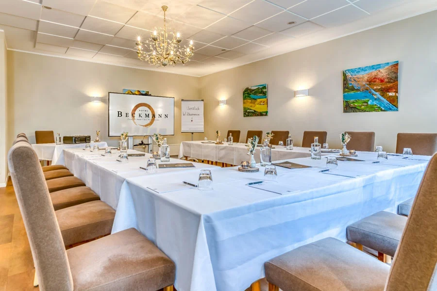 Auguste-Lovis-Zimmer im Hotel Beckmann Göttingen als Tagungsraum mit U-Bestuhlung und Präsentationstechnik.