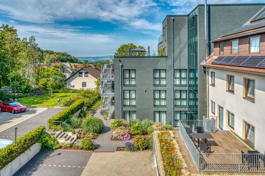 Ansicht des Hotel Beckmann in Göttingen-Nikolausberg mit Garten, Terrasse und Weitblick über die Umgebung.