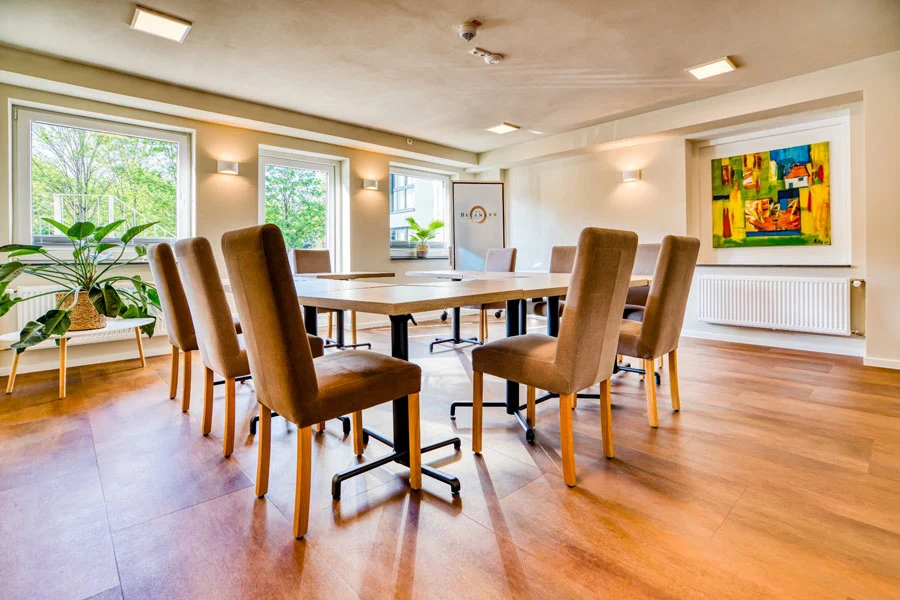 Denkwerkstatt im Hotel Beckmann Göttingen mit großer Tischanlage, Tageslicht und kreativem Ambiente.