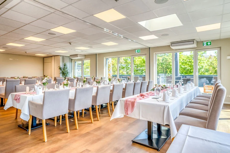 Festlich gedeckter Veranstaltungsraum im Hotel Beckmann Göttingen für Feiern und Gesellschaften.