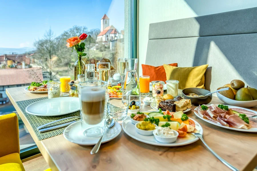 Frühstück im Weitblick des Hotel Beckmann Göttingen mit Blick auf die Nikolausberger Klosterkirche.