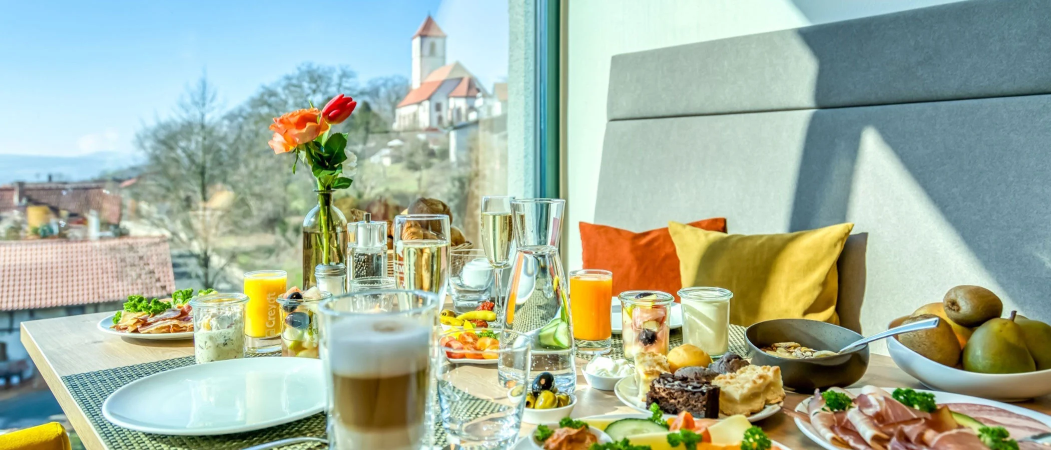 Frühstück im Weitblick des Hotel Beckmann Göttingen mit Panoramablick über die Stadt.