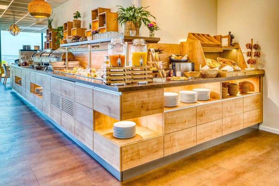 Großes Frühstücksbuffet im Hotel Beckmann Göttingen mit warmen Speisen, Säften, Backwaren und frischen Angeboten.