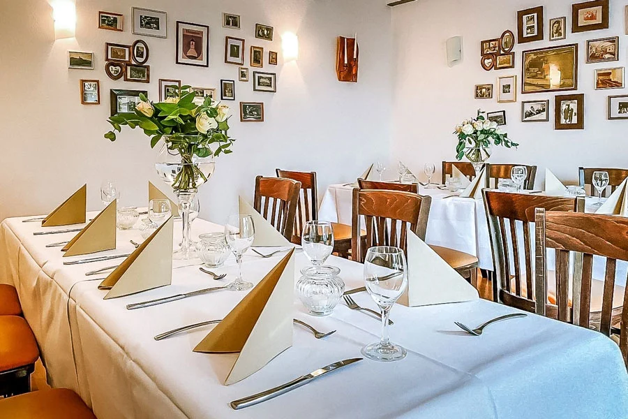 Gedeckte Tische in der Karl-Beckmann-Stube im Hotel Beckmann in Göttingen-Nikolausberg.