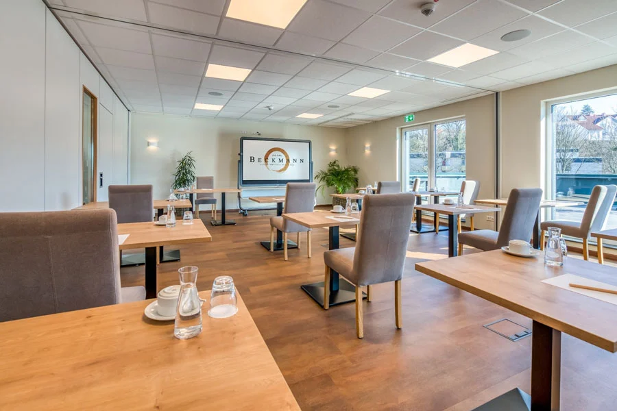 Heller Tagungsraum im Hotel Beckmann Göttingen mit moderner Präsentationstechnik und Tageslicht.