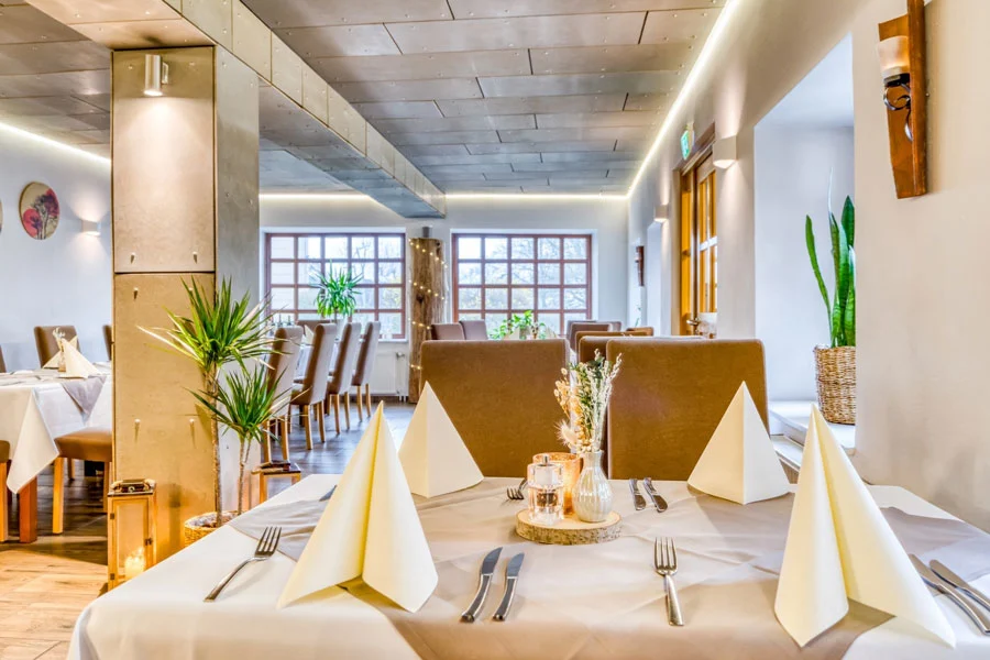 Gemütlich gedeckter Gastraum im Restaurant Kuckuck des Hotel Beckmann in Göttingen-Nikolausberg.